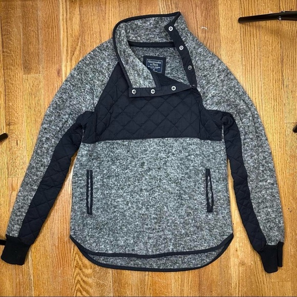 Abercrombie & Fitch Tops - Abercrombie & fitch gray and black pullover with quilted design